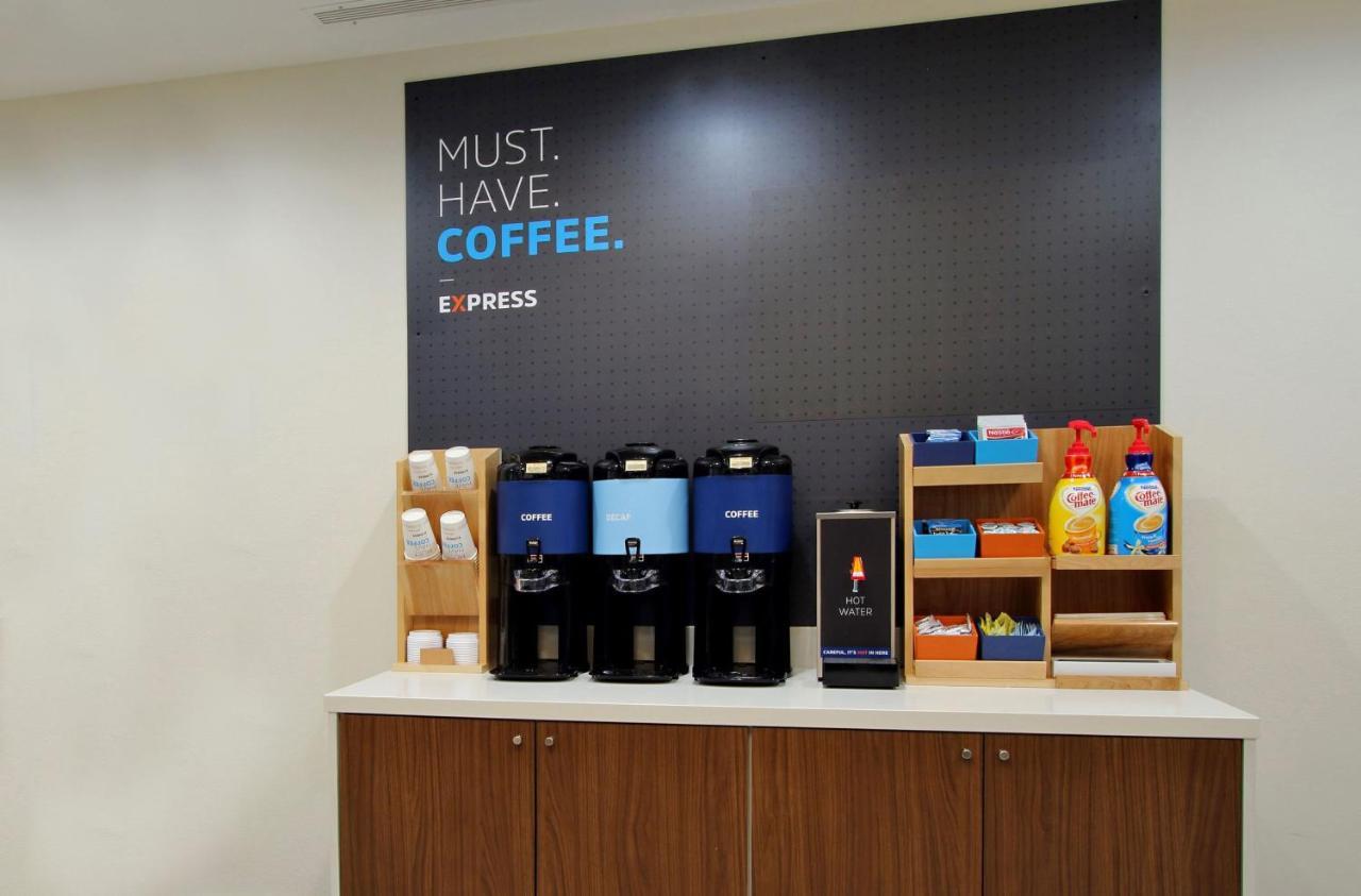 Holiday Inn Express & Suites Farmville By Ihg Екстериор снимка